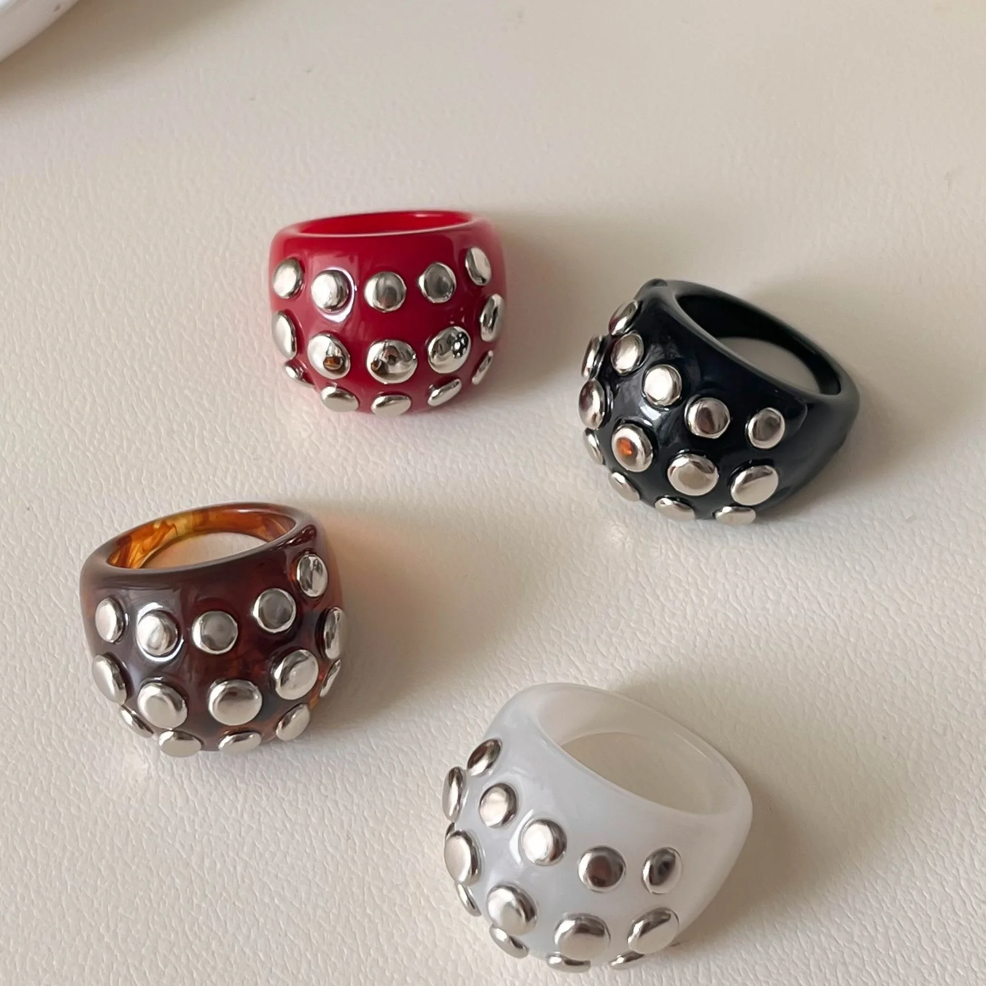 Vintage Fashion Rivet Acrylic Chunky Irregular Wide Ring for Women Unique Design Ellipse Shape Ring Set Daily Party Jewelry Gift
Vintage Fashion Rivet Acrylic Chunky Irregular Wide Ring for Women Unique Design Ellipse Shape Ring Set Daily Party Jewelry Gift