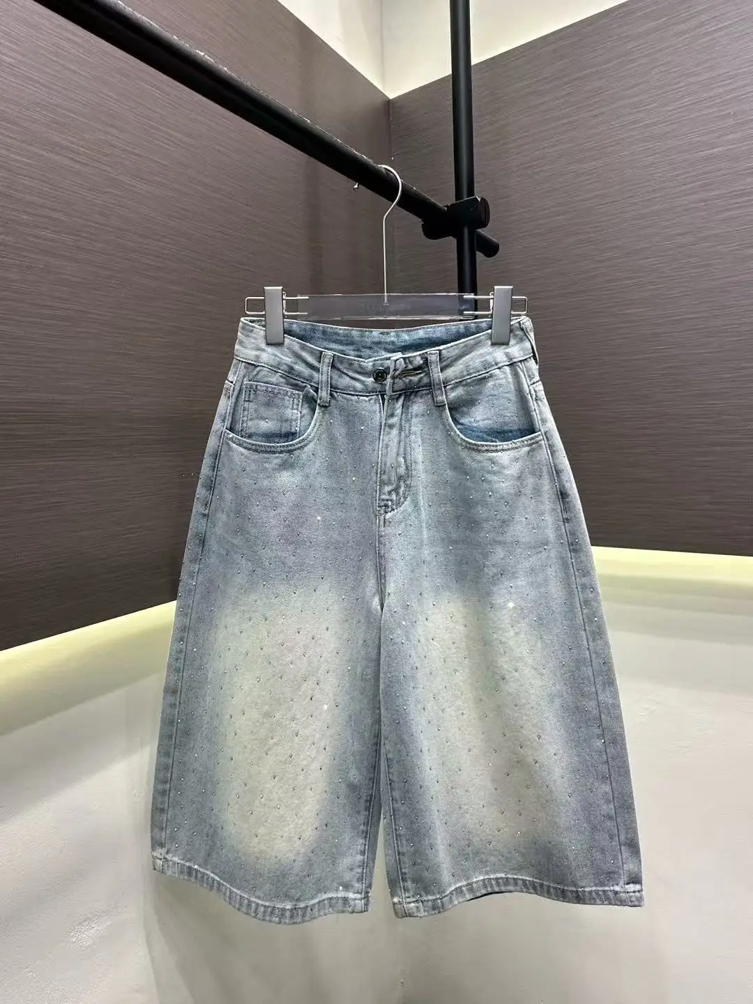 Vintage light blue distressed washed denim with subtle metallic stitching and five-pocket pants in an American retro style.
Vintage light blue distressed washed denim with subtle metallic stitching and five-pocket pants in an American retro style.