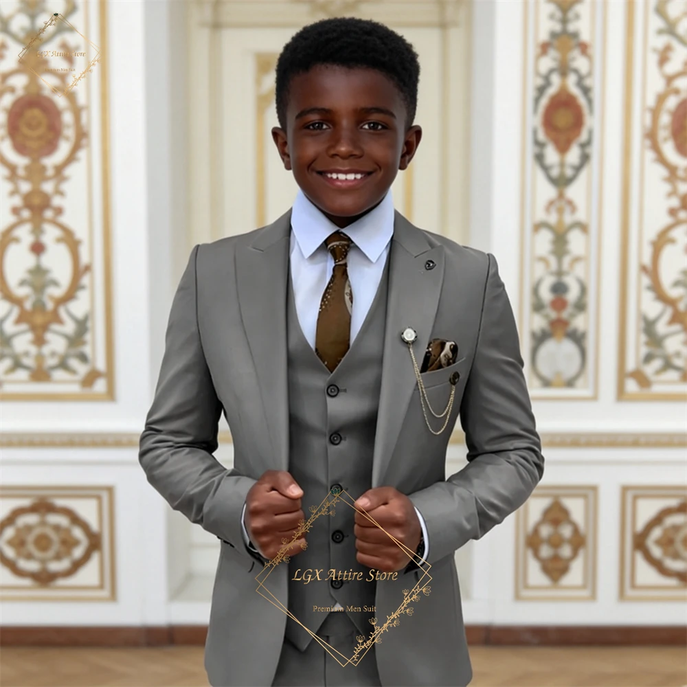 Boys' 3-Piece Formal Suit Set - Suitable for children aged 2-16 attending weddings, parties, and evening banquets.
Boys' 3-Piece Formal Suit Set - Suitable for children aged 2-16 attending weddings, parties, and evening banquets.