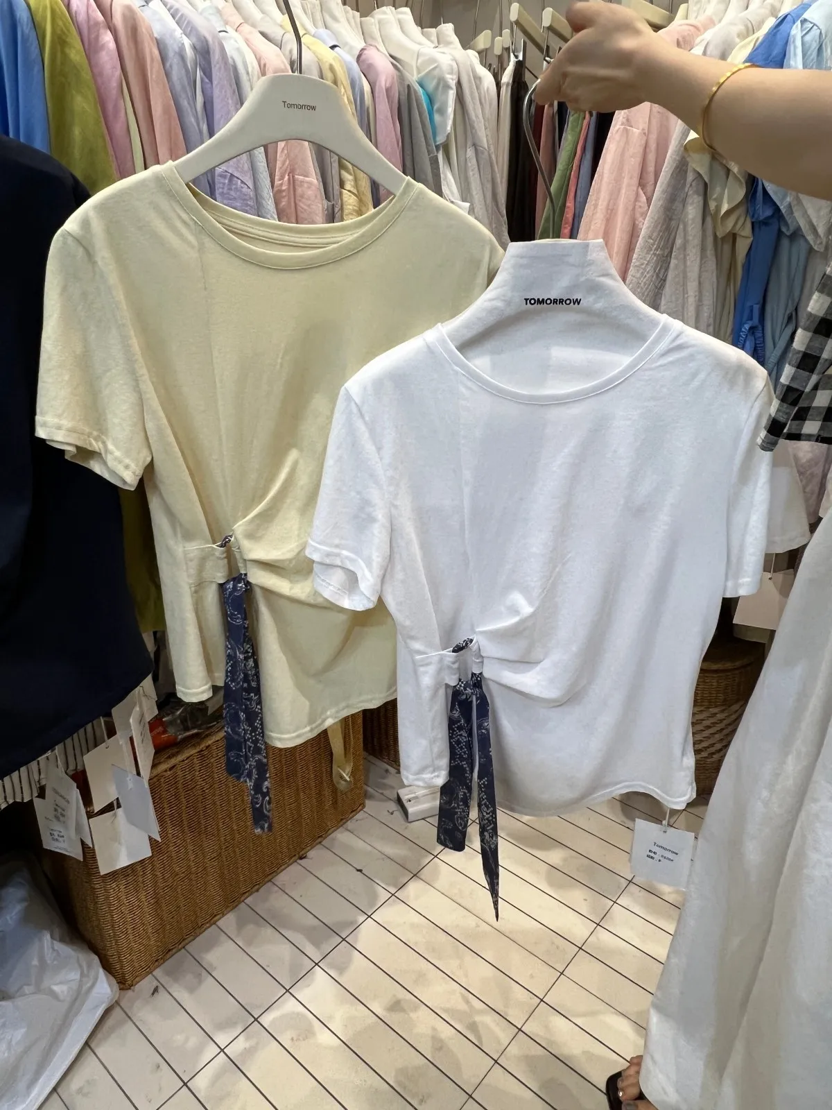 Ele Silk Scarf Belted Waist T-irt round Ne ort Sve Women's Faionable Top Korean Sle Loose Fit Summer 2025
Ele Silk Scarf Belted Waist T-irt round Ne ort Sve Women's Faionable Top Korean Sle Loose Fit Summer 2025