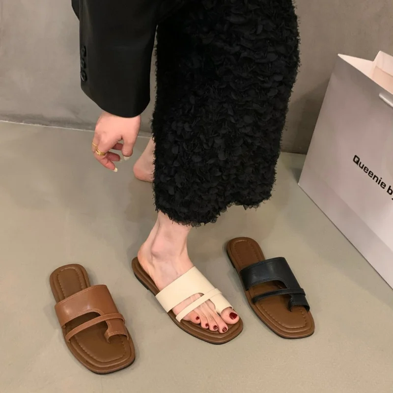 Летняя одежда 2025 года. Винтажные тапочки, шлепанцы и удобные сандалии на плоской подошве для пляжного отдыха.
Летняя одежда 2025 года. Винтажные тапочки, шлепанцы и удобные сандалии на плоской подошве для пляжного отдыха.