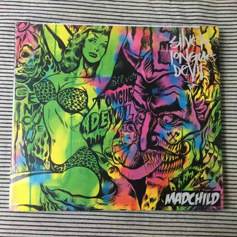 CD Madchild - Silver Tongue Devil: The Silver-Tongued Demon: Третий сольный альбом канадской легенды рэпа Мэдчайлда, выпущенный в 2015 году.
CD Madchild - Silver Tongue Devil: The Silver-Tongued Demon: Третий сольный альбом канадской легенды рэпа Мэдчайлда, выпущенный в 2015 году.