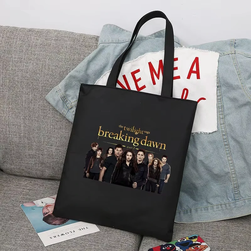 Сумки-шопперы Twilight для мужчин и женщин, сумка для покупок, сумка-тоут, сумка через плечо, холщовые сумки, вместительная сумка для колледжа
Сумки-шопперы Twilight для мужчин и женщин, сумка для покупок, сумка-тоут, сумка через плечо, холщовые сумки, вместительная сумка для колледжа