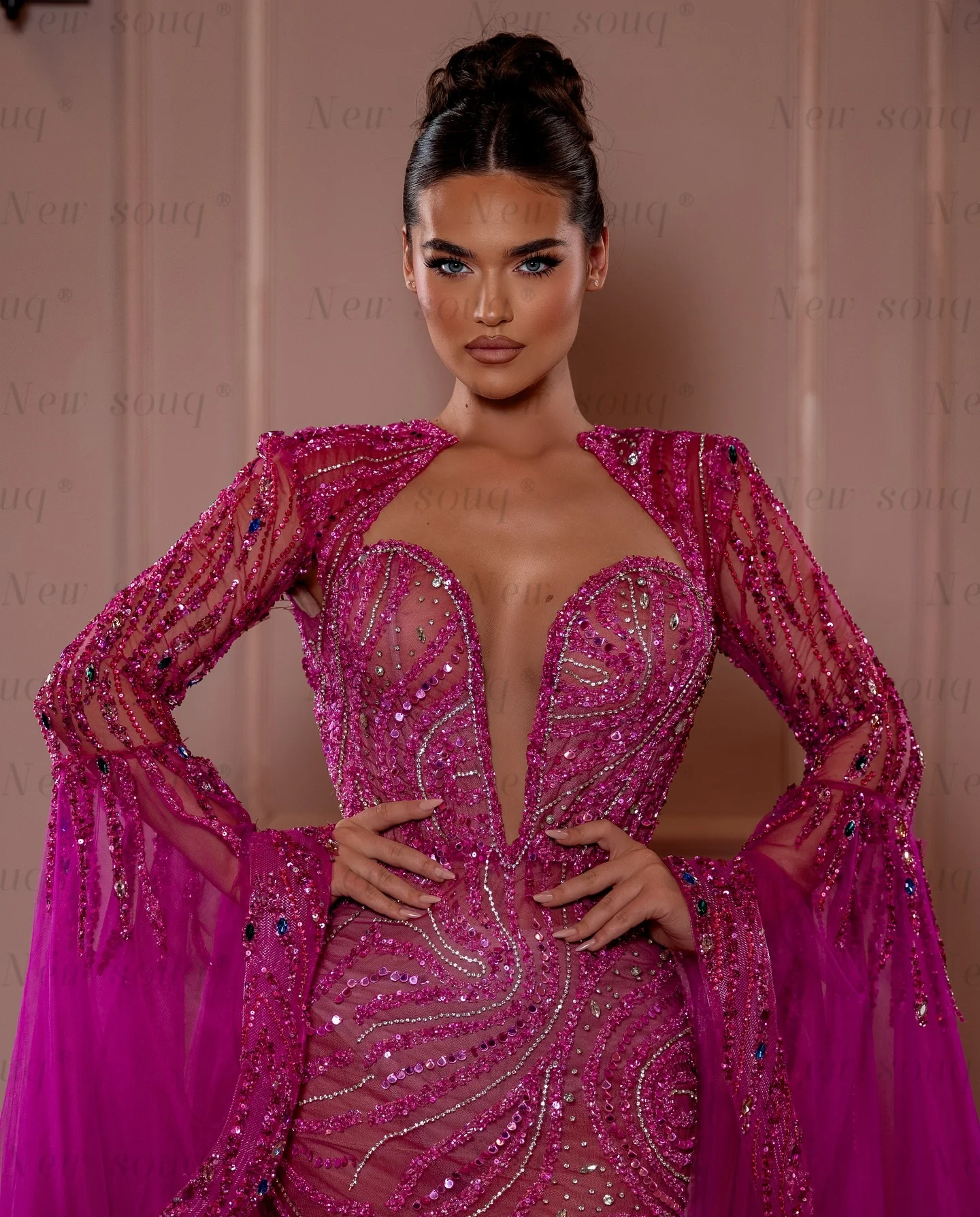 Hot Pink Sexy Illusion Pluning Neckline Evening Dresses with Flared Long Sleeves Customized Crystals Sequins Arabic Party Gowns
Hot Pink Sexy Illusion Pluning Neckline Evening Dresses with Flared Long Sleeves Customized Crystals Sequins Arabic Party Gowns