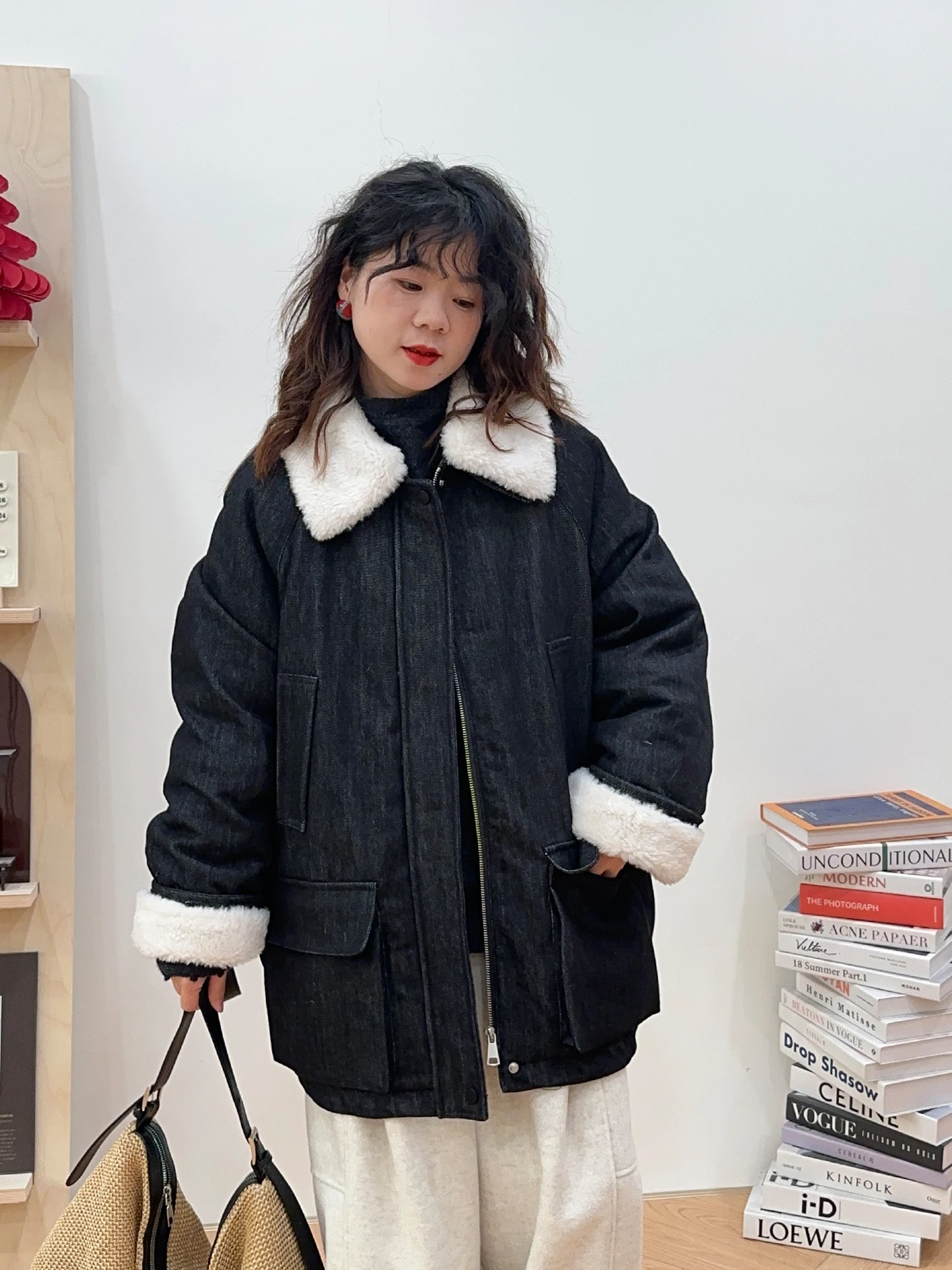 Retro Detachable Fur Collar Denim down Jacket Korean Style Loose Fit White Duck Feather Zipper Coat for Women Warm Thickened
Retro Detachable Fur Collar Denim down Jacket Korean Style Loose Fit White Duck Feather Zipper Coat for Women Warm Thickened