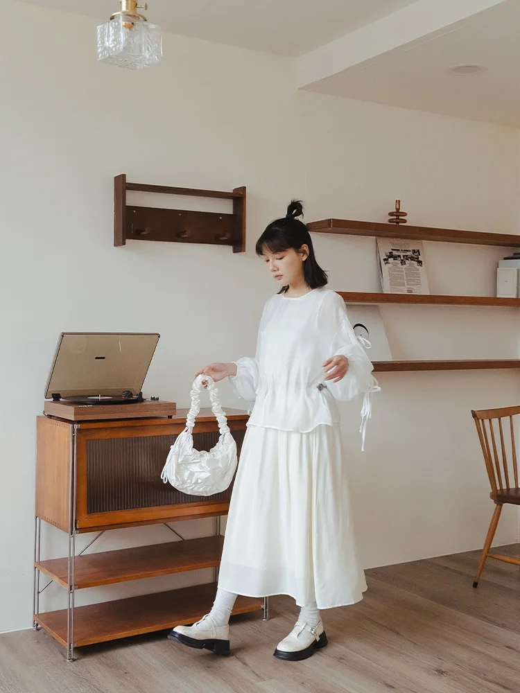 Женский прозрачный топ Queenop из микро-глянцевой ткани с завязками, осенне-зимняя коллекция, модель 0098939, свободный крой, для повседневной носки, длинный рукав...
Женский прозрачный топ Queenop из микро-глянцевой ткани с завязками, осенне-зимняя коллекция, модель 0098939, свободный крой, для повседневной носки, длинный рукав...