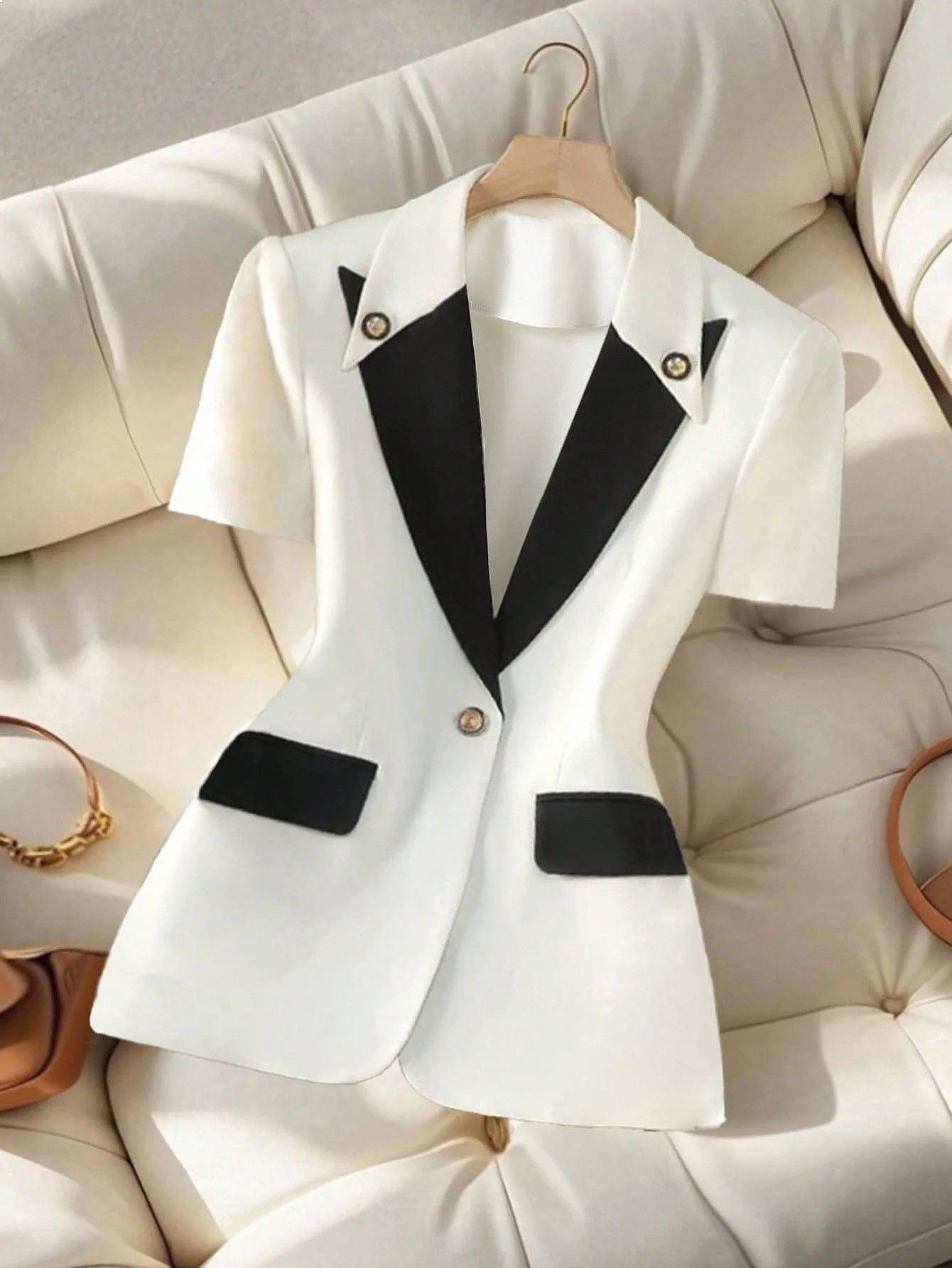 Women's White Black Contrast Blazer 2026 Short Sleeve Peak Lapel One Button Fitted Waist Office Blazer
Women's White Black Contrast Blazer 2026 Short Sleeve Peak Lapel One Button Fitted Waist Office Blazer
