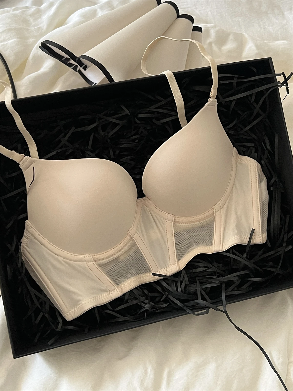 Comfortable one-piece non-marking lingerie large breasts show small gathered breathable upturned bras women's back underwear
Comfortable one-piece non-marking lingerie large breasts show small gathered breathable upturned bras women's back underwear