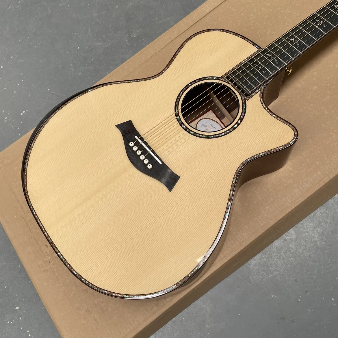 Natural wood color 6-string acoustic guitar with spruce top, abalone rosette and binding guitars. Beginner-friendly guitarra.
Natural wood color 6-string acoustic guitar with spruce top, abalone rosette and binding guitars. Beginner-friendly guitarra.