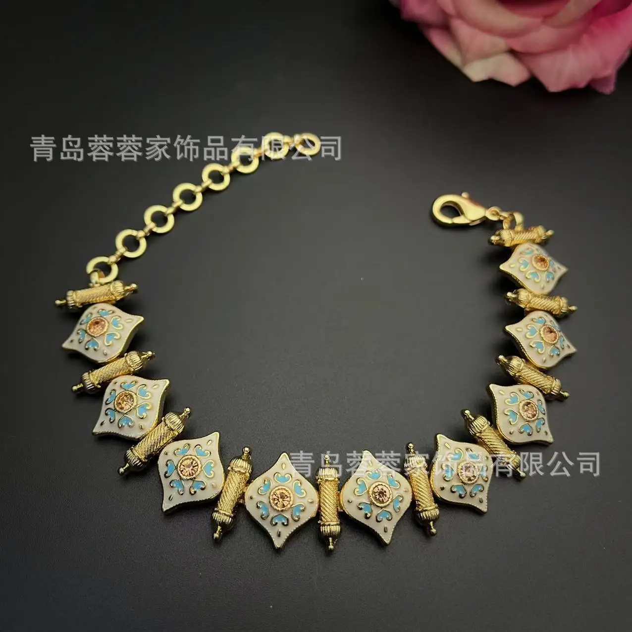 Medieval Light Luxury High-end Sense Western Antique Heavy Industry Temperament Elegant Bracelet
Medieval Light Luxury High-end Sense Western Antique Heavy Industry Temperament Elegant Bracelet
