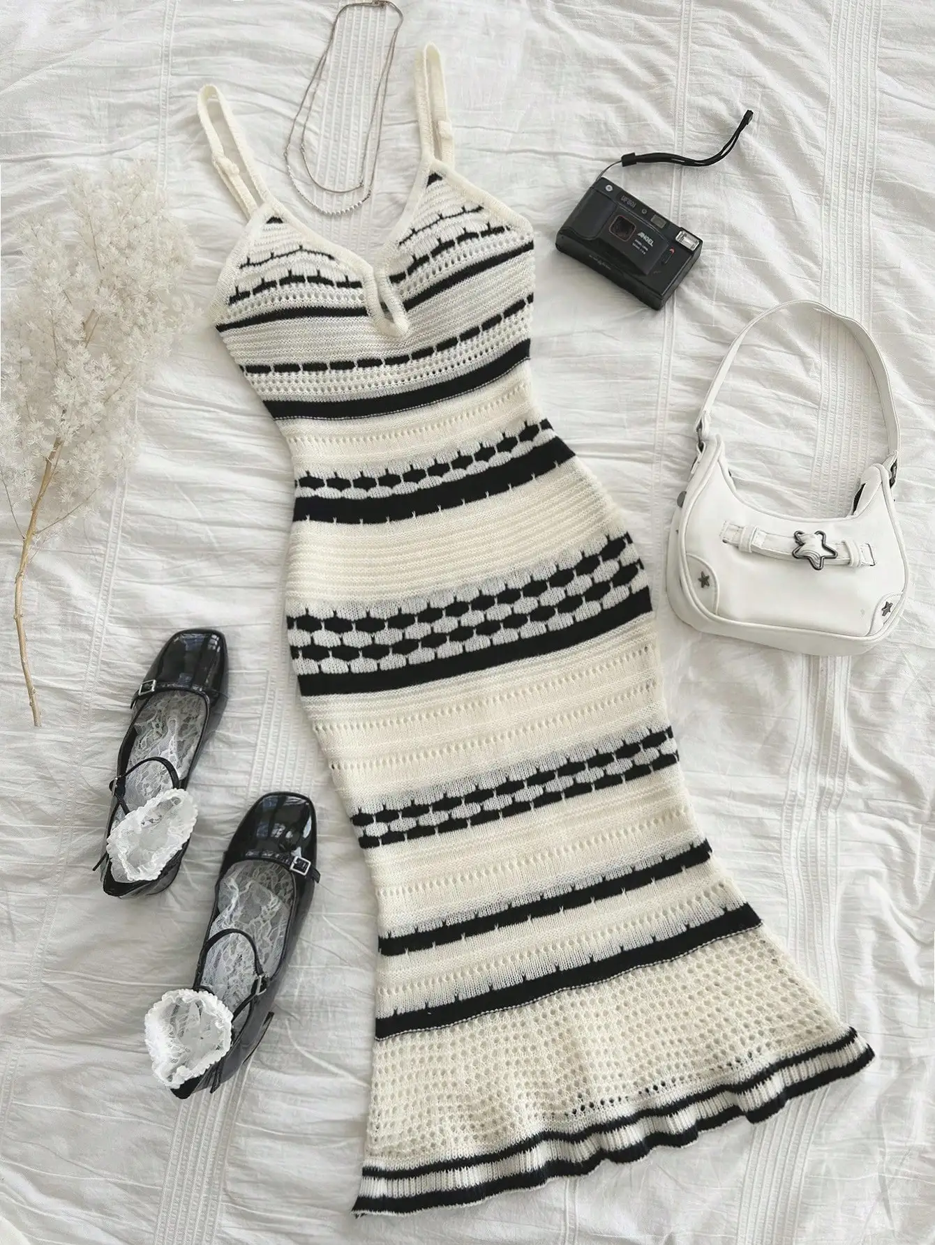 Женское трикотажное платье-комбинация в черно-белую полоску с V-образным вырезом и расклешенным подолом для летнего отдыха
Женское трикотажное платье-комбинация в черно-белую полоску с V-образным вырезом и расклешенным подолом для летнего отдыха