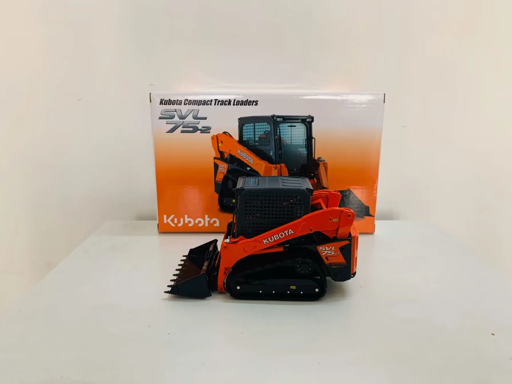 SVL 75-2 Compact Track Loaders 1:24 Scale DieCast Metal Collectible Boy Mechanical Engineering Model Collection Toy Model
SVL 75-2 Compact Track Loaders 1:24 Scale DieCast Metal Collectible Boy Mechanical Engineering Model Collection Toy Model