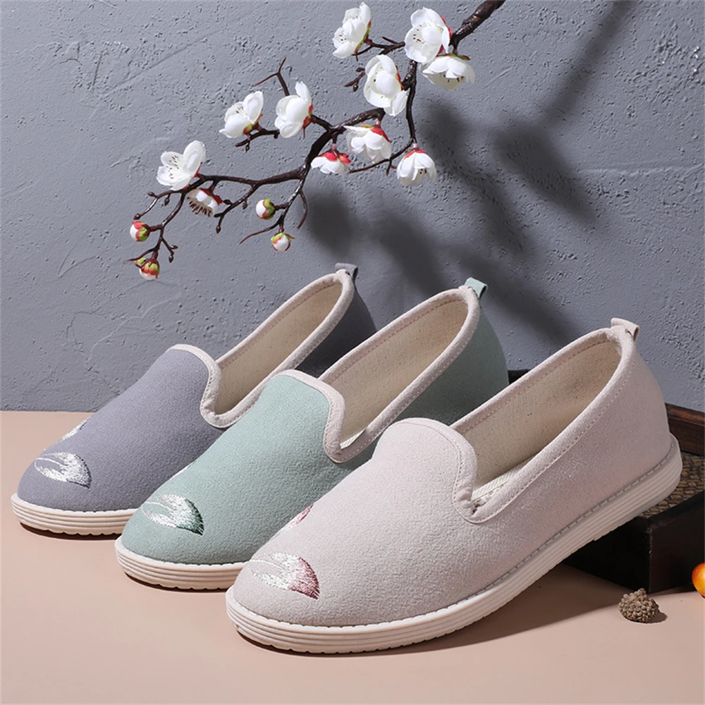Ladies Spring Autumn Breathable Soft-soled Old Beijing Embroidered Cloth Shoes Women's Ethnic Style Casual Non-slip Single Flats
Ladies Spring Autumn Breathable Soft-soled Old Beijing Embroidered Cloth Shoes Women's Ethnic Style Casual Non-slip Single Flats