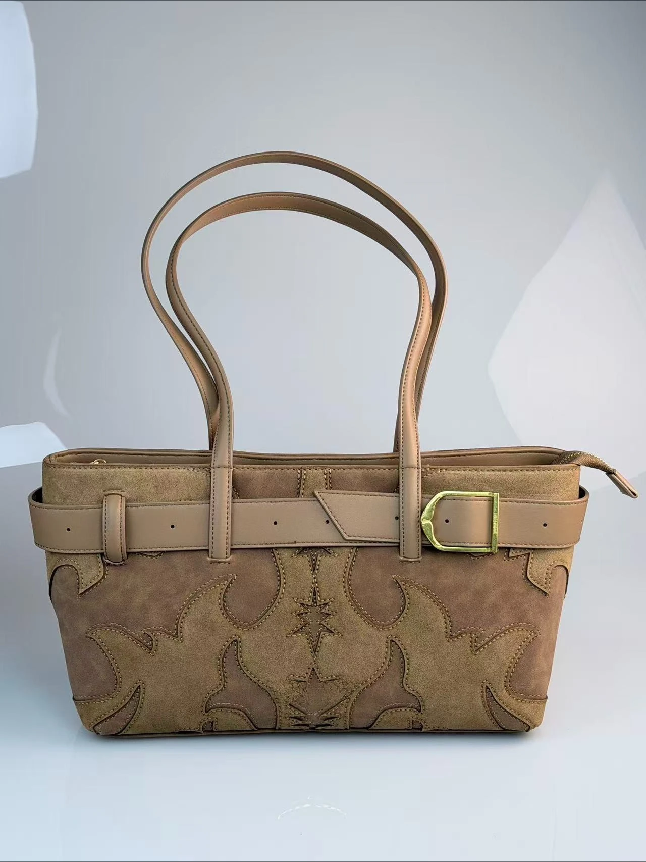 Bolso de mano de gama alta para mujer, nuevo bolso de hombro con cremallera para ir al trabajo, bolso de mano de cuero estilo
Bolso de mano de gama alta para mujer, nuevo bolso de hombro con cremallera para ir al trabajo, bolso de mano de cuero estilo