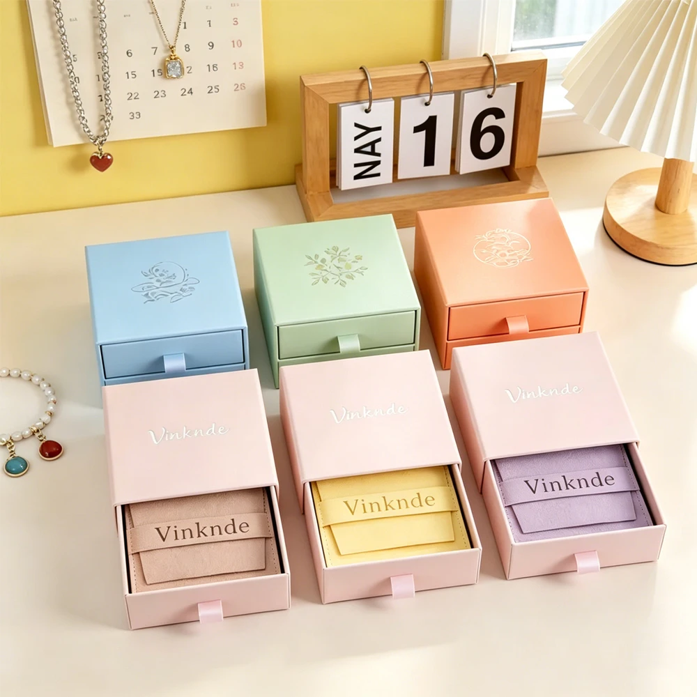 24pcs Custom Logo Drawer Sliding Jewelry Boxes Luxury Gift Packaging Box for Earing Necklace Bracelet Jewellry Microfiber Bag
24pcs Custom Logo Drawer Sliding Jewelry Boxes Luxury Gift Packaging Box for Earing Necklace Bracelet Jewellry Microfiber Bag
