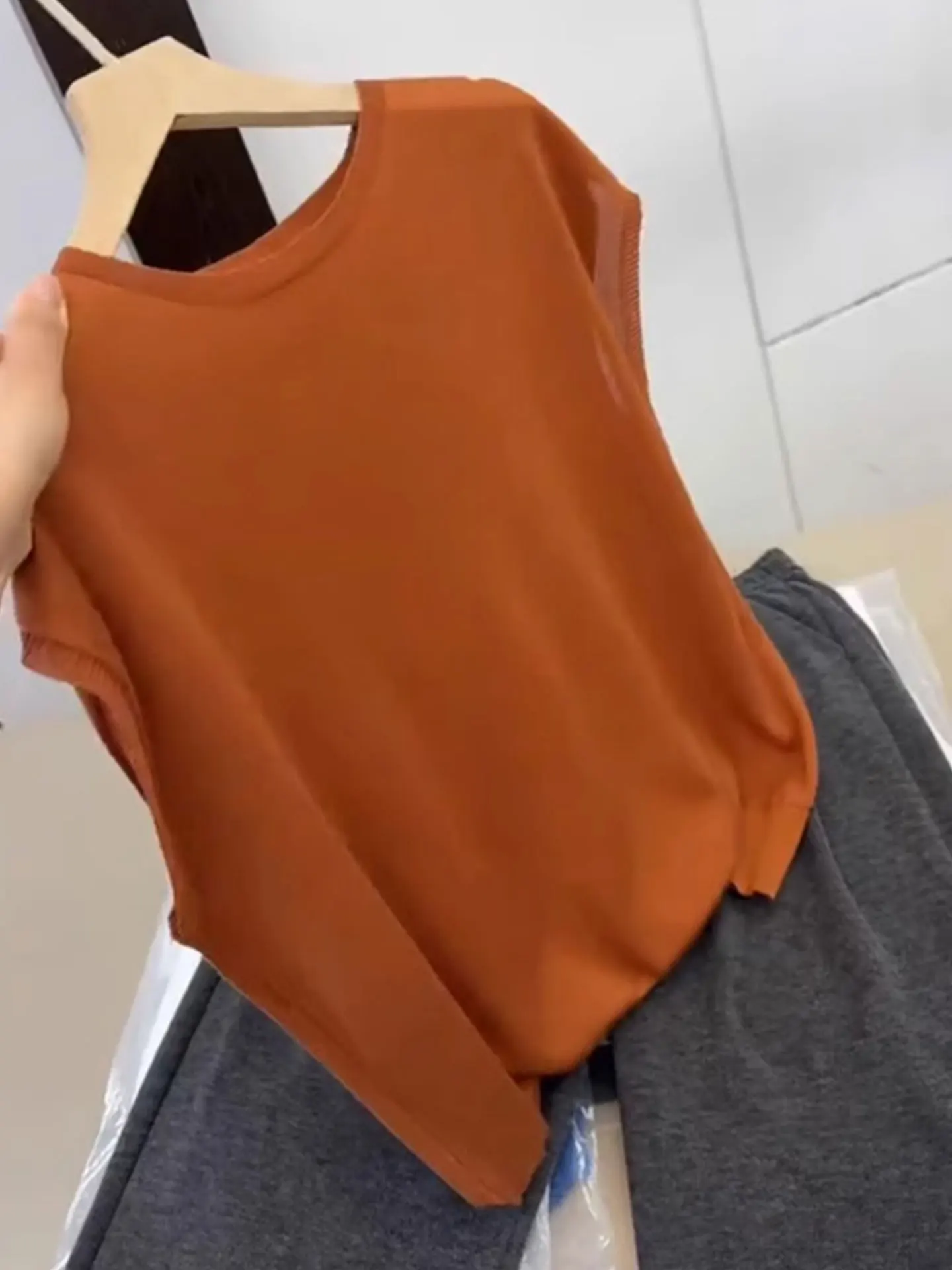 Женская летняя футболка Ele Pure Color из трикотажа, приятная к телу, универсальная, базовая, с круглым вырезом, европейский премиум-класс
Женская летняя футболка Ele Pure Color из трикотажа, приятная к телу, универсальная, базовая, с круглым вырезом, европейский премиум-класс