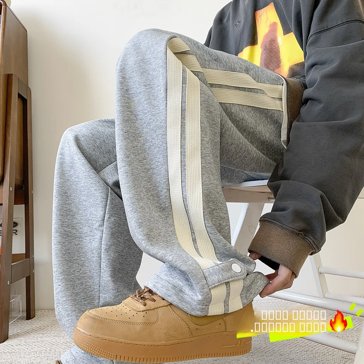 Мужские утепленные спортивные брюки свободного кроя на флисовой подкладке, осенне-зимние, в полоску, прямые, повседневные, модные, трендовые
Мужские утепленные спортивные брюки свободного кроя на флисовой подкладке, осенне-зимние, в полоску, прямые, повседневные, модные, трендовые