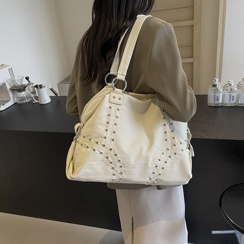 2025 Autumn Popular Soft Cloth Rivet Shoulder Bag Fashionable Large Capacity Tote Bag Casual Versatile Commuter Armpit Bag
2025 Autumn Popular Soft Cloth Rivet Shoulder Bag Fashionable Large Capacity Tote Bag Casual Versatile Commuter Armpit Bag