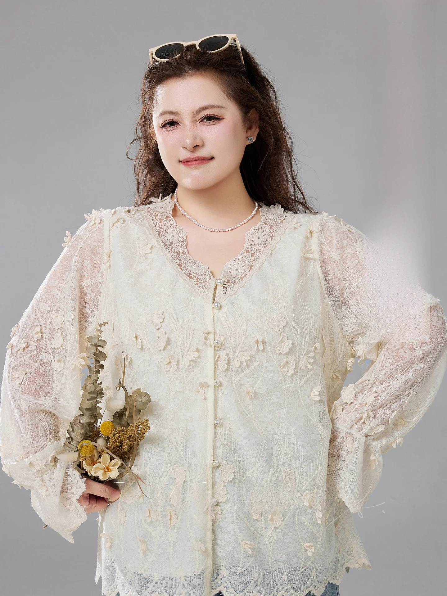 Элегантная женская блузка с кружевной цветочной вышивкой, рукавами-колокол и V-образным вырезом, больших размеров, новая весенняя модная модель
Элегантная женская блузка с кружевной цветочной вышивкой, рукавами-колокол и V-образным вырезом, больших размеров, новая весенняя модная модель