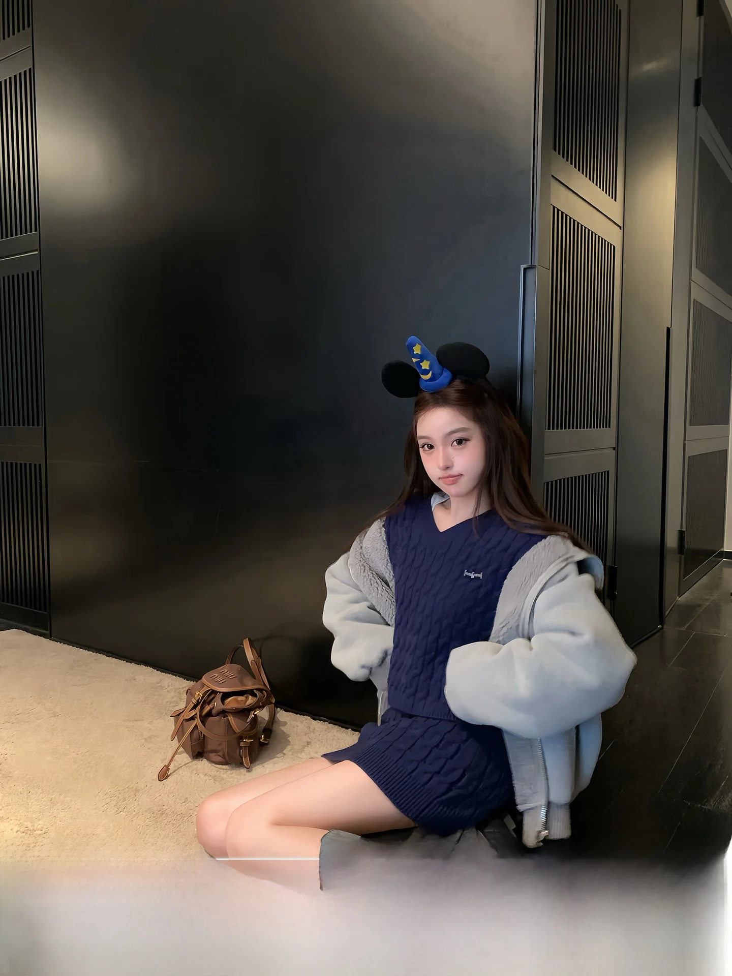 Синий вязаный свитер с V-образным вырезом и короткая юбка: комплект для женщин, модный повседневный стиль, утепленная зимняя коллекция, смесь нейлона и шерсти
Синий вязаный свитер с V-образным вырезом и короткая юбка: комплект для женщин, модный повседневный стиль, утепленная зимняя коллекция, смесь нейлона и шерсти