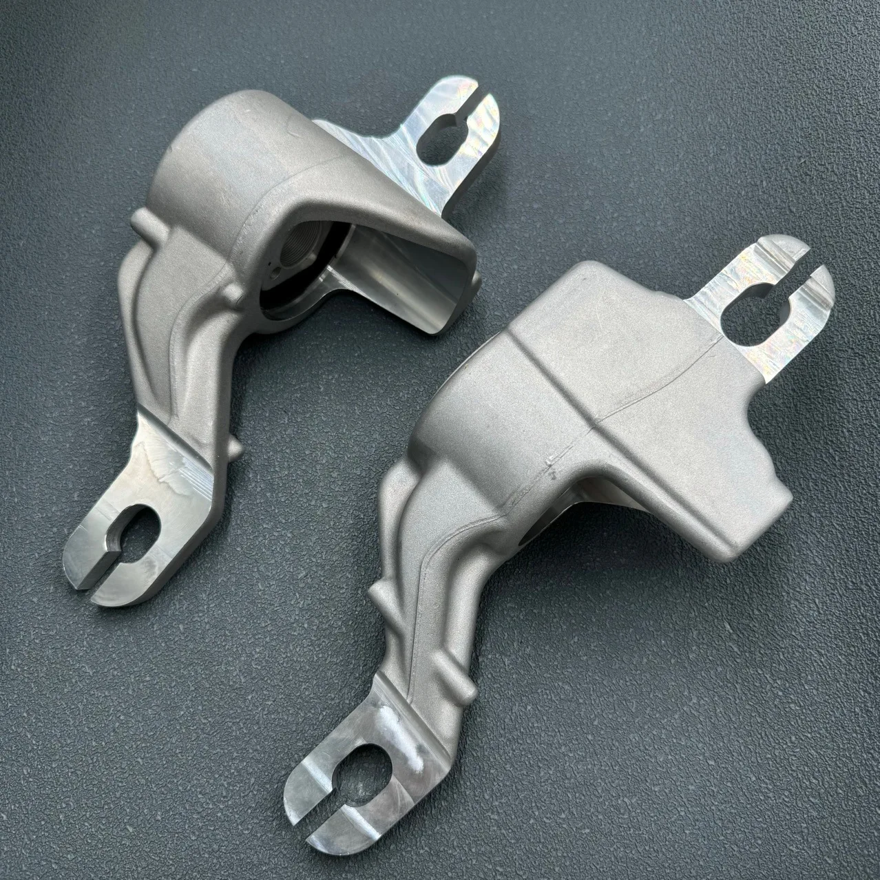 Подходит для Mercedes-Benz W463-G500-G63-G65, резиновая втулка нижнего поворотного рычага, втулка подвески рычага
Подходит для Mercedes-Benz W463-G500-G63-G65, резиновая втулка нижнего поворотного рычага, втулка подвески рычага