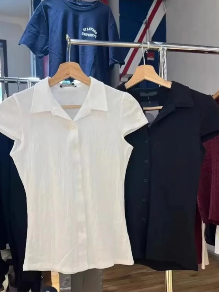 Черные текстурированные пуговицы, футболки с короткими рукавами, женские повседневные топы с отложным воротником в консервативном стиле, винтажные шикарные милые футболки в стиле Харадзюку Y2K
Черные текстурированные пуговицы, футболки с короткими рукавами, женские повседневные топы с отложным воротником в консервативном стиле, винтажные шикарные милые футболки в стиле Харадзюку Y2K