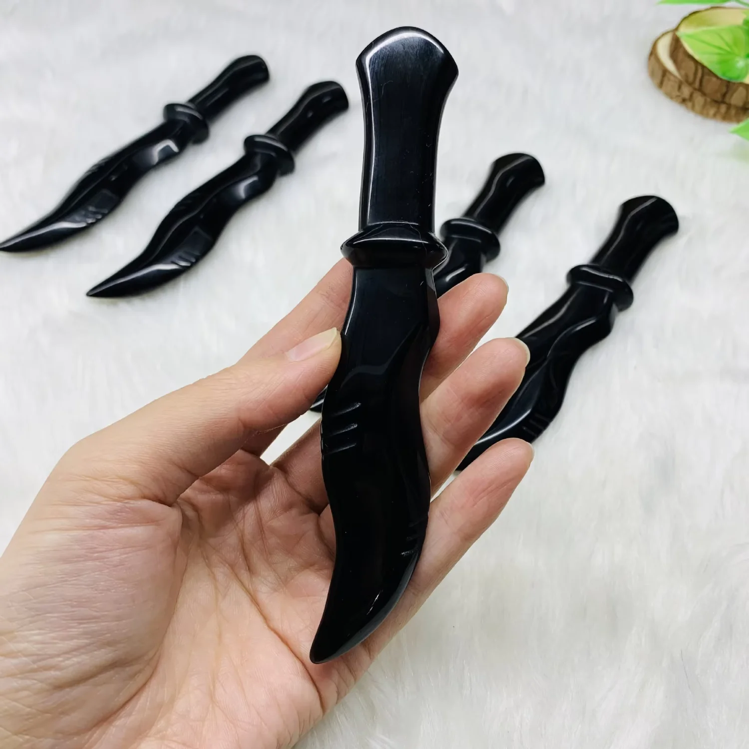 Wholesale manufacturers specialize in natural crystal an obsidian dagger crystal decoration
Wholesale manufacturers specialize in natural crystal an obsidian dagger crystal decoration