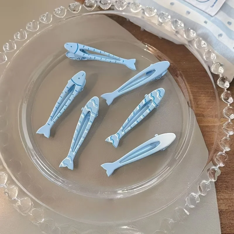 Gradient blue and white small fish duckbill clips with wavy stripes design, versatile hair clips and hair accessories 2 pieces
Gradient blue and white small fish duckbill clips with wavy stripes design, versatile hair clips and hair accessories 2 pieces