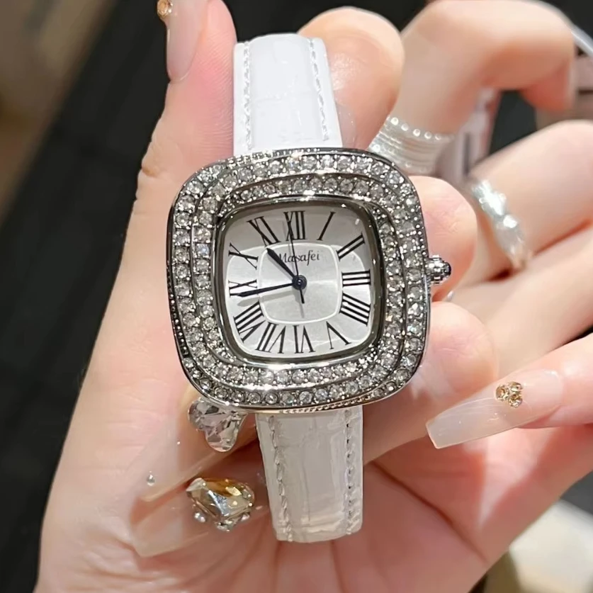 AAA Bling Diamonds Элегантные классические часы креативного дизайна Женские золотые женские часы Изысканные компактные кварцевые женские наручные часы AAA
AAA Bling Diamonds Элегантные классические часы креативного дизайна Женские золотые женские часы Изысканные компактные кварцевые женские наручные часы AAA