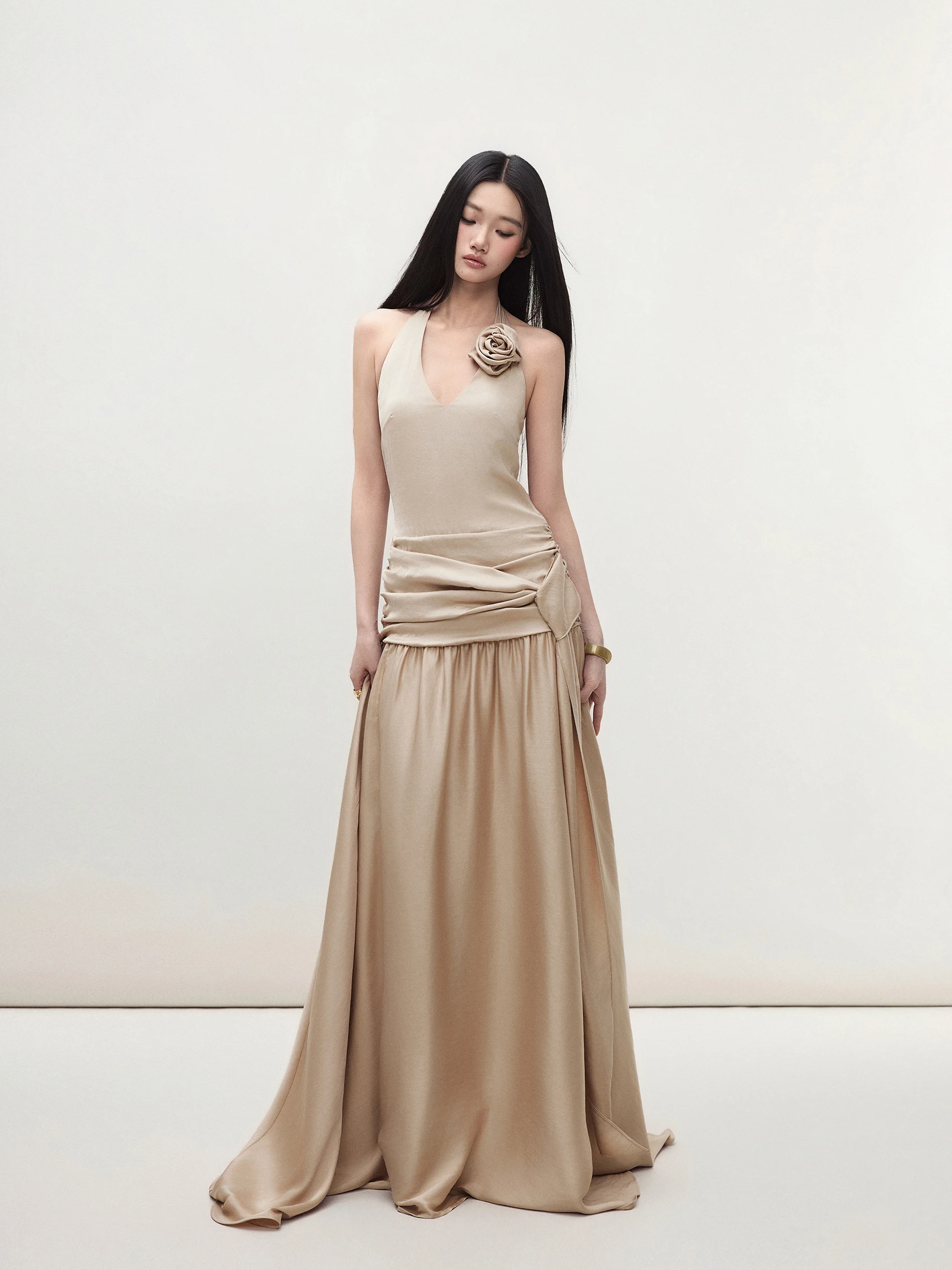 Matin Champagne Gold Svel Slim Fit Gathered Waist Dr V Ne Hanging Ne Bal Long Floor Length Gown Casual Wear
Matin Champagne Gold Svel Slim Fit Gathered Waist Dr V Ne Hanging Ne Bal Long Floor Length Gown Casual Wear