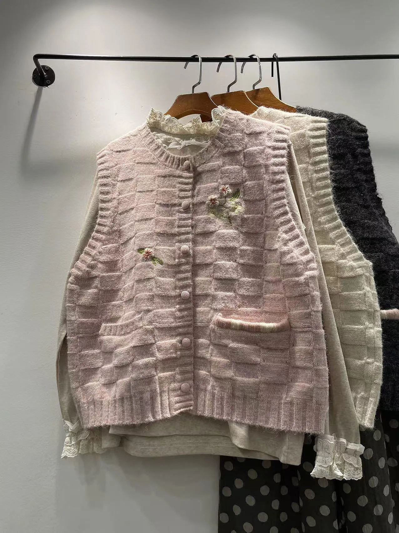Autumn Winter Women's Loose Warm Embroidered round Ne Single Button Vest Top Faionable Versatile Girl's Sle Outerwear
Autumn Winter Women's Loose Warm Embroidered round Ne Single Button Vest Top Faionable Versatile Girl's Sle Outerwear