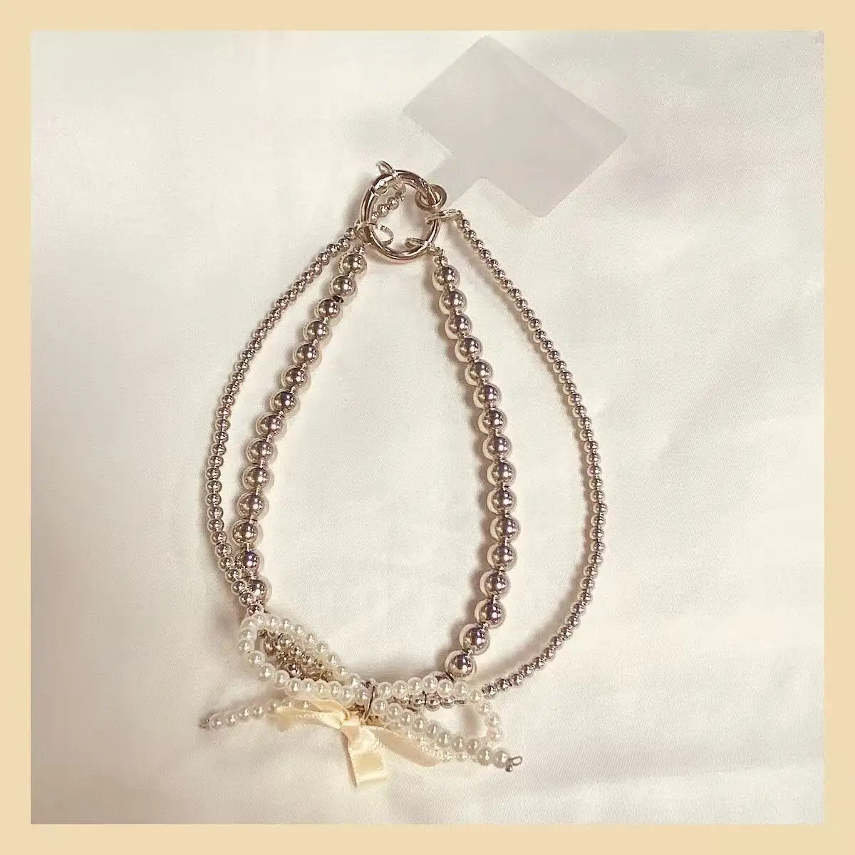 Luxury 3-Layer Pearl Bow Phone Chain, Silver Beaded Charm, Elegant Anti-lost Wrist Strap for Phone & Bag
Luxury 3-Layer Pearl Bow Phone Chain, Silver Beaded Charm, Elegant Anti-lost Wrist Strap for Phone & Bag