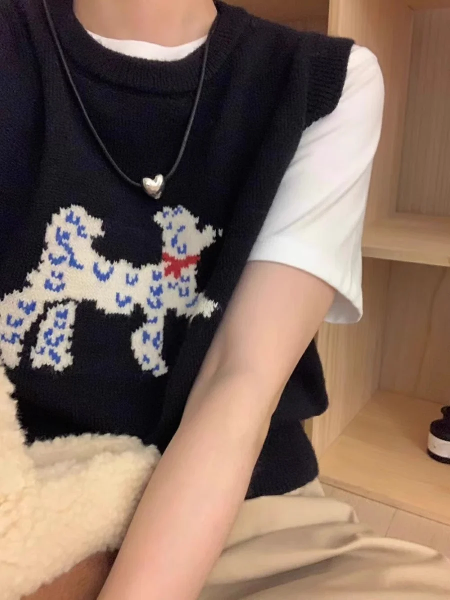 Вязаный свитер-жилет с круглым вырезом для женщин, осень-зима 2024, с узором в виде собачьих пятен, универсальная верхняя одежда, модный дизайн, производство Китай
Вязаный свитер-жилет с круглым вырезом для женщин, осень-зима 2024, с узором в виде собачьих пятен, универсальная верхняя одежда, модный дизайн, производство Китай