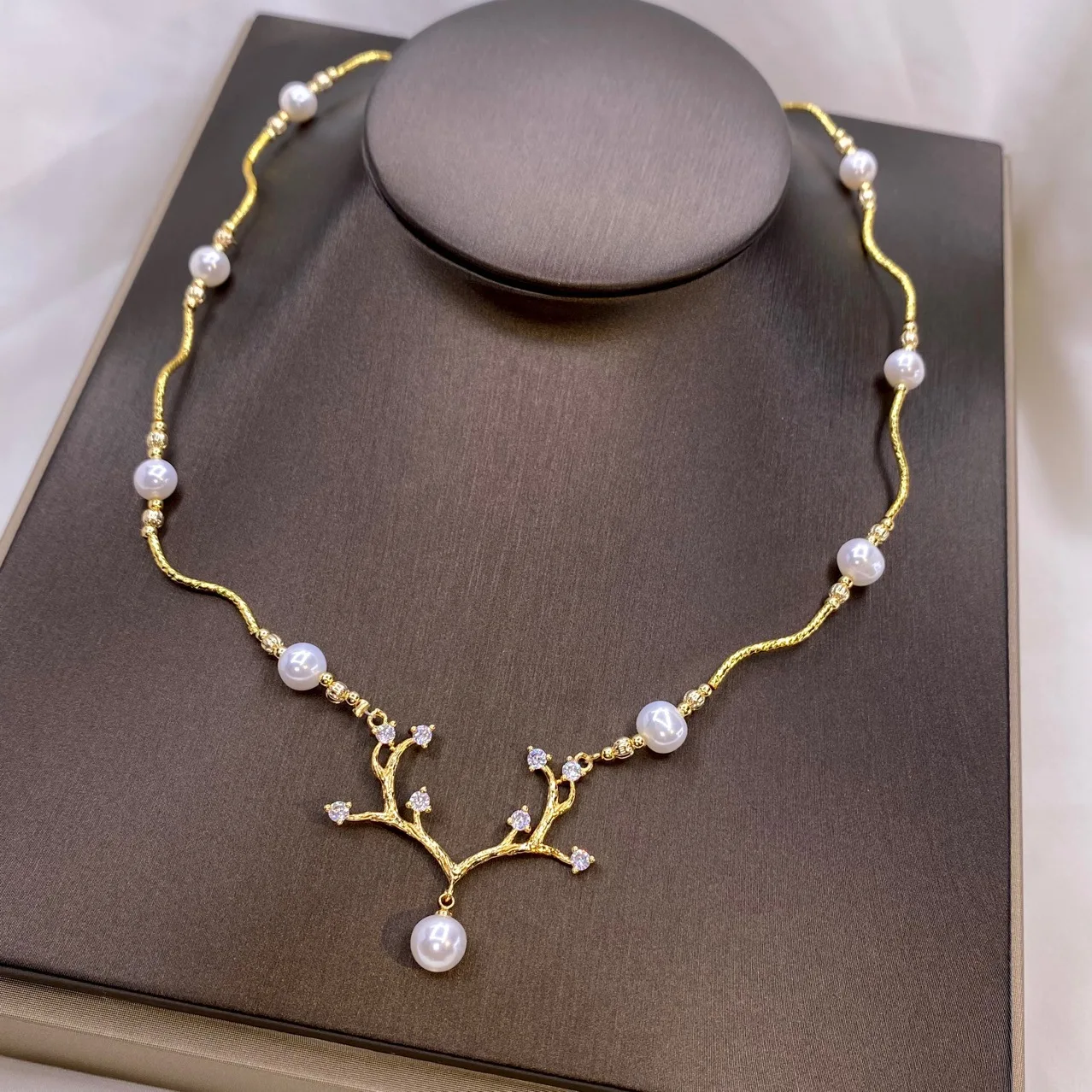 Light luxury antique natural white 7-8mm freshwater pearl female necklace 18K gold injection small retro high sense pendant
Light luxury antique natural white 7-8mm freshwater pearl female necklace 18K gold injection small retro high sense pendant