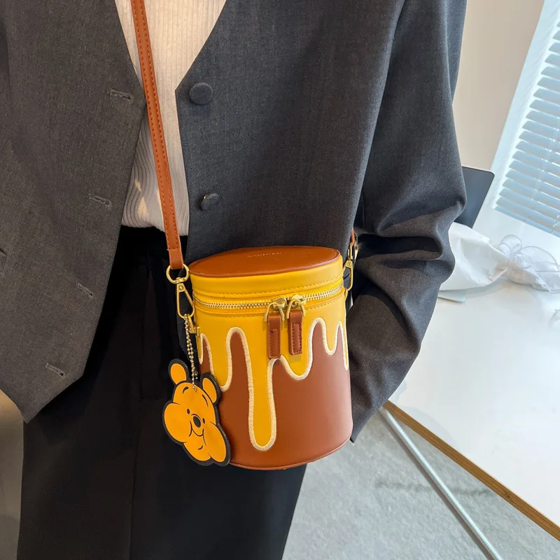 Kawaii Disney Pooh Bear Crossbody Bag Cartoon Bag Women's Large Capacity Bucket Bag Portable Storage Bag Mobile Phone Coin Purse 
Kawaii Disney Pooh Bear Crossbody Bag Cartoon Bag Women's Large Capacity Bucket Bag Portable Storage Bag Mobile Phone Coin Purse