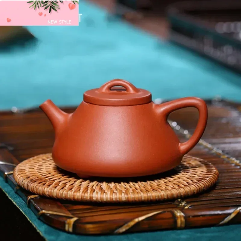 90ml Classic Yixing Purple Clay Teapots Raw Ore Section Mud Stone Scoop Tea Pot Home Zisha Filter Kettle Chinese Tea Set Gifts
90ml Classic Yixing Purple Clay Teapots Raw Ore Section Mud Stone Scoop Tea Pot Home Zisha Filter Kettle Chinese Tea Set Gifts