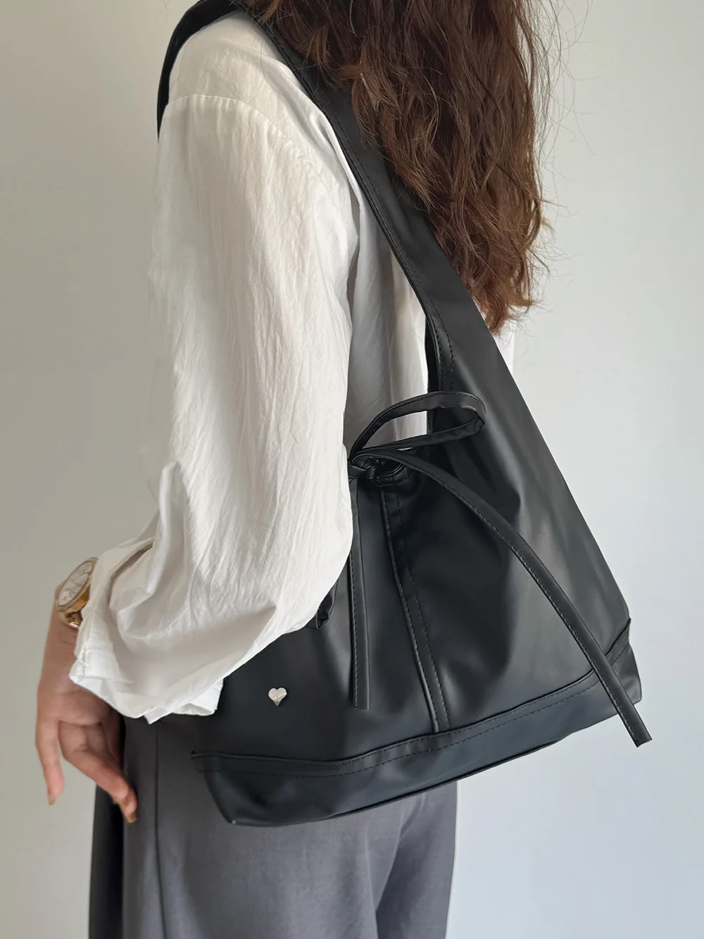 CGCBAG Luxury Brand Designer Luxury Tote Bag Simple Commuting Lage Capacity Women Handbags PU Leather Casual Female Shoulder Bag
CGCBAG Luxury Brand Designer Luxury Tote Bag Simple Commuting Lage Capacity Women Handbags PU Leather Casual Female Shoulder Bag
