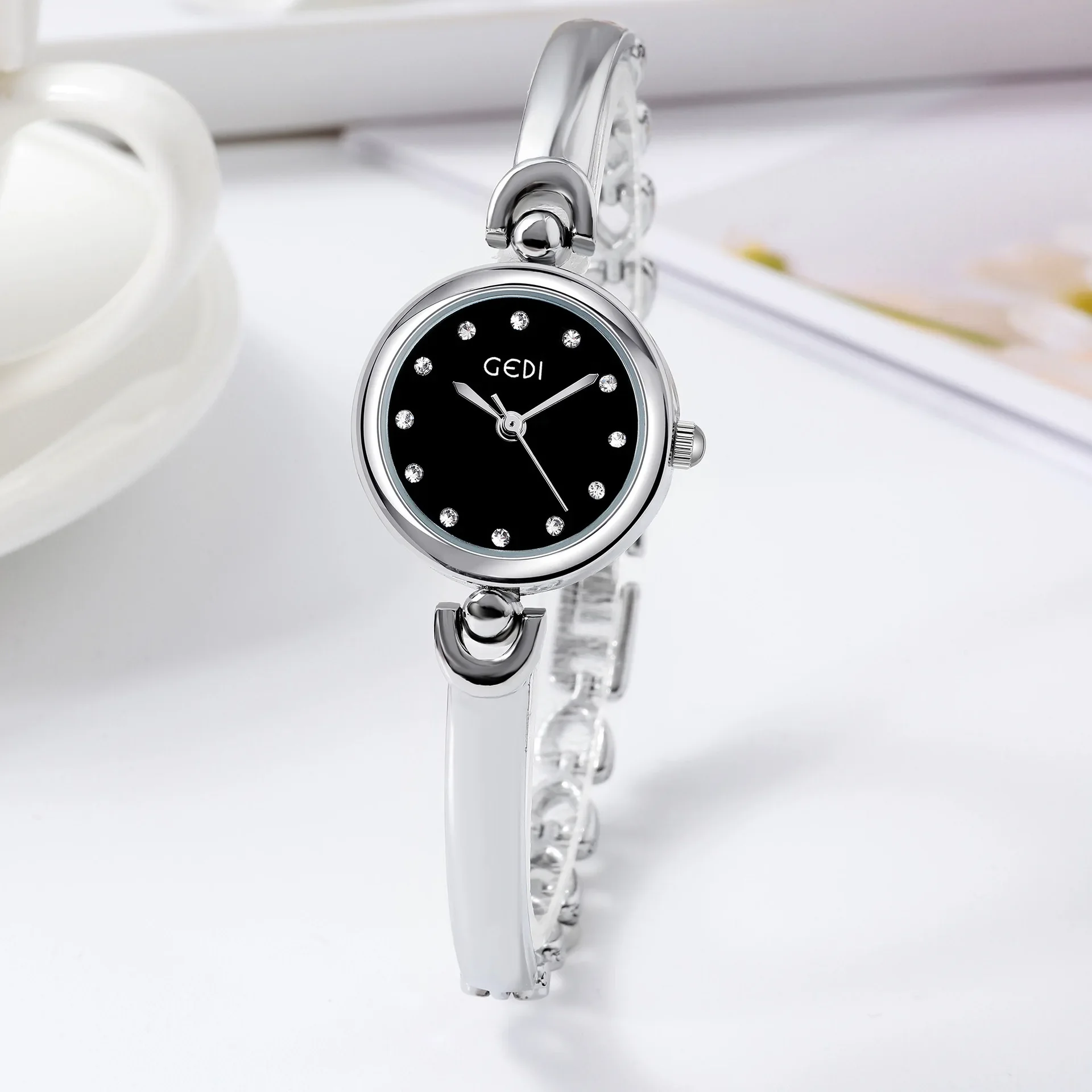 Fashion Thin Ladies Watches Casual Female Girl Small and simple bracelet design Clock Relogio Feminino Simple Women Quartz Watch 
Fashion Thin Ladies Watches Casual Female Girl Small and simple bracelet design Clock Relogio Feminino Simple Women Quartz Watch