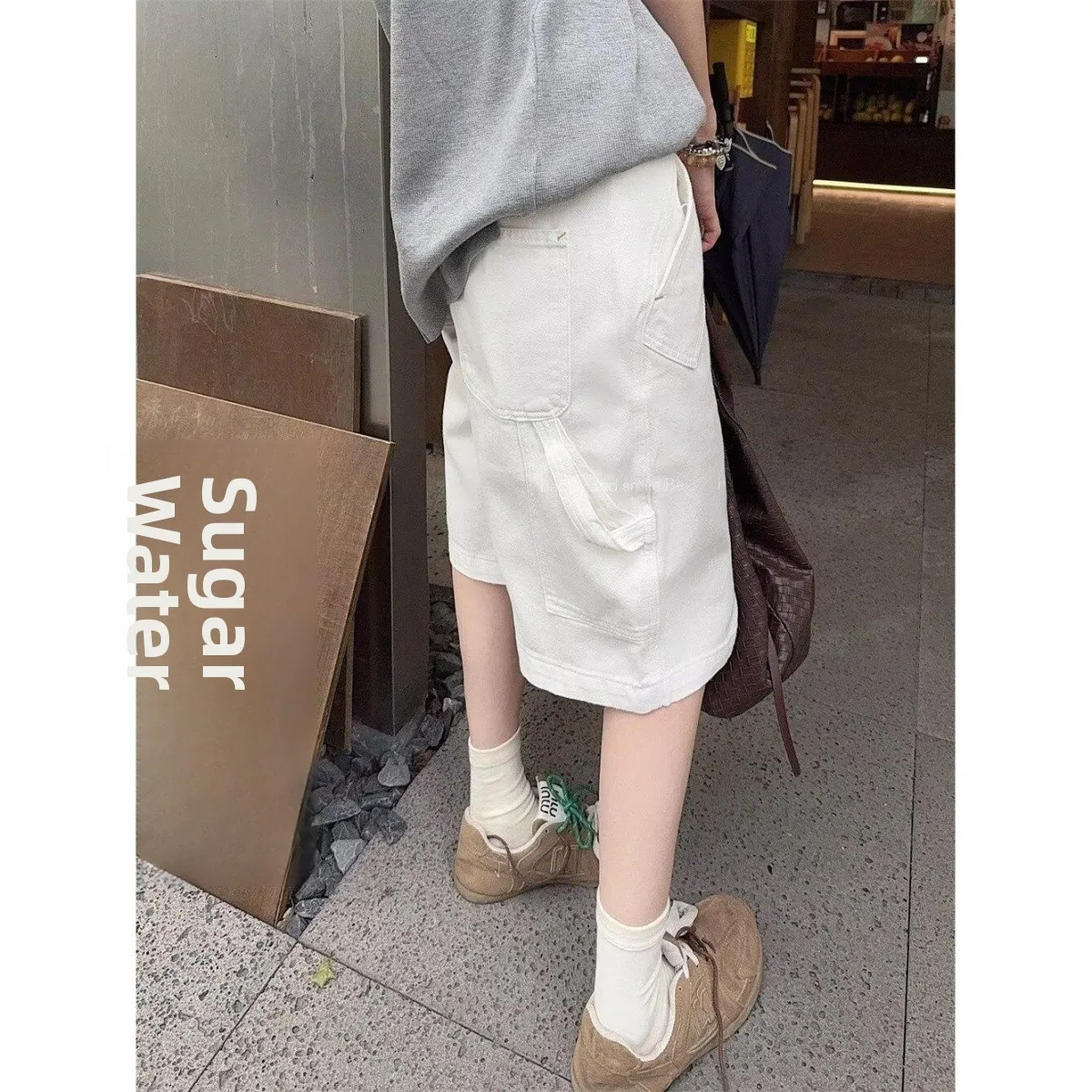 Белые прямые джинсы с высокой талией, женские тонкие новые осенние свободные широкие брюки с пятью точками, японский слей
Белые прямые джинсы с высокой талией, женские тонкие новые осенние свободные широкие брюки с пятью точками, японский слей