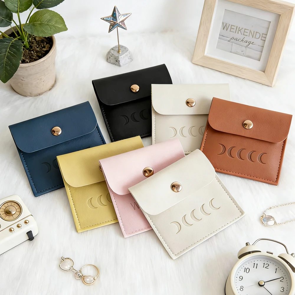 100Pcs/Lot Custom Logo Leather PU Jewelry Bag 8x8cm Necklace Earrings Beads Rings Brooch Oil Packaging Organizer Pouch With Snap
100Pcs/Lot Custom Logo Leather PU Jewelry Bag 8x8cm Necklace Earrings Beads Rings Brooch Oil Packaging Organizer Pouch With Snap