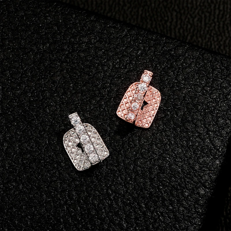 New Iced Out CZ Stones Vertical Bar Teeth Grillz Hip Hop 5 Zircon Single Diamond-Encrusted Braces Caps Dental Grills Women Men
New Iced Out CZ Stones Vertical Bar Teeth Grillz Hip Hop 5 Zircon Single Diamond-Encrusted Braces Caps Dental Grills Women Men