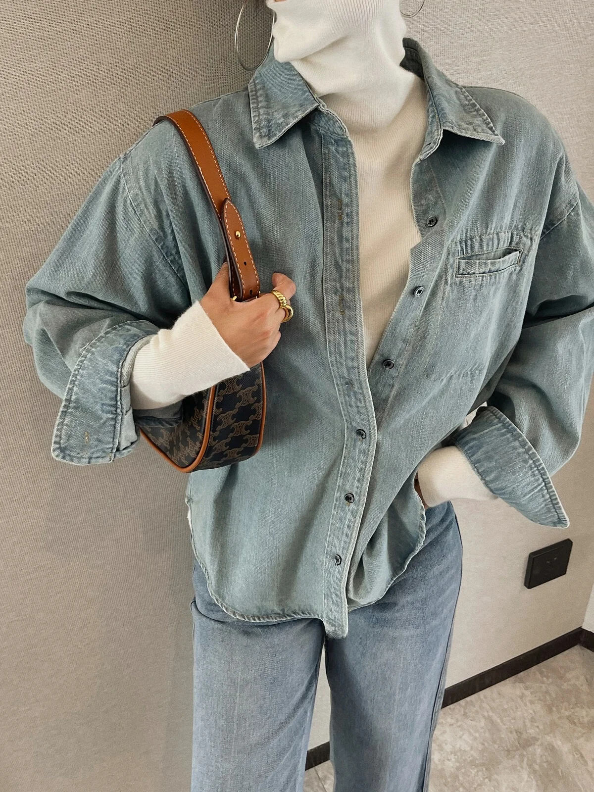 Женская джинсовая рубашка свободного кроя с воротником-стойкой на пуговицах, повседневная, для многослойных образов, с эффектом стройности, осень-зима...
Женская джинсовая рубашка свободного кроя с воротником-стойкой на пуговицах, повседневная, для многослойных образов, с эффектом стройности, осень-зима...