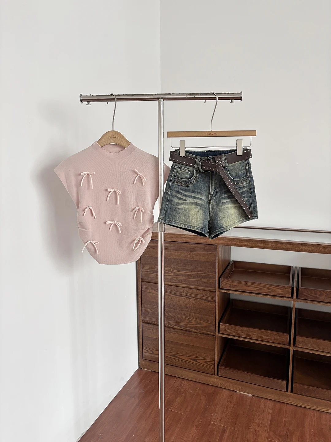 American Style Spicy Girl Low Waist Denim Shorts Women Summer Cool Fashion Slimming Hot Pants Wide Leg Pants with Belt
American Style Spicy Girl Low Waist Denim Shorts Women Summer Cool Fashion Slimming Hot Pants Wide Leg Pants with Belt