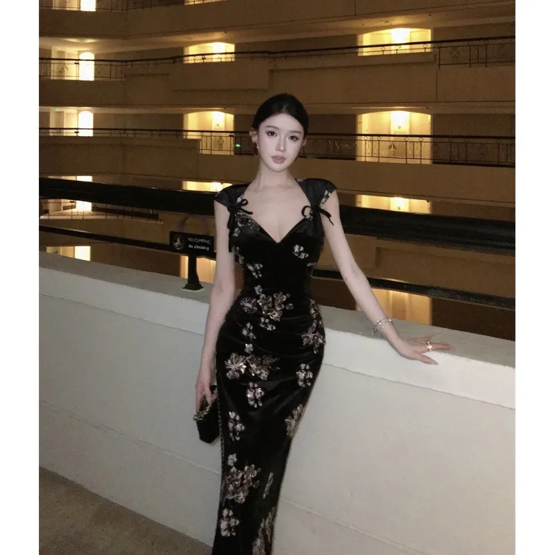 Ретро-платье в гонконгском стиле с пайетками и вышивкой, новое китайское обновленное женское платье с утягивающим эффектом на талии, прикрывающее ягодицы, из черного бархата.
Ретро-платье в гонконгском стиле с пайетками и вышивкой, новое китайское обновленное женское платье с утягивающим эффектом на талии, прикрывающее ягодицы, из черного бархата.