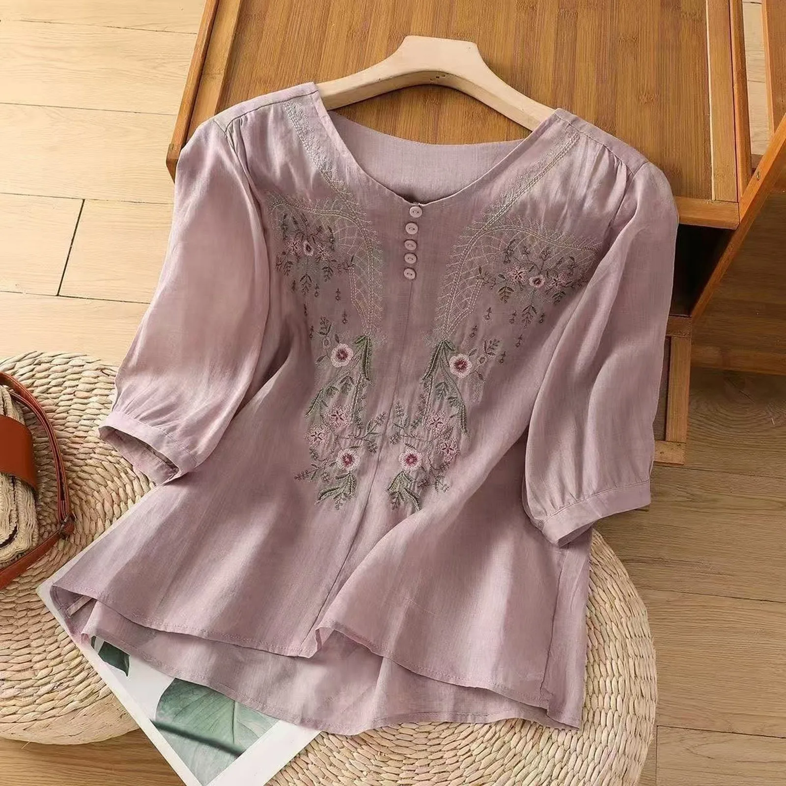 Mid-aged Female Women Top Women V-neck Shirt Elegant Floral Embroidered V-neck Blouse for Women Three Quarter Sleeve Shirts 2025
Mid-aged Female Women Top Women V-neck Shirt Elegant Floral Embroidered V-neck Blouse for Women Three Quarter Sleeve Shirts 2025