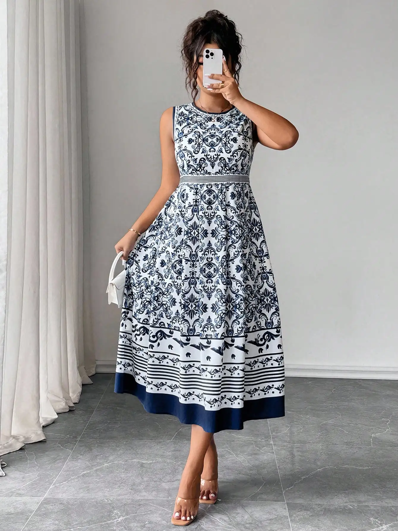 Платье-миди без рукавов А-силуэта с сине-белым декоративным принтом
Платье-миди без рукавов А-силуэта с сине-белым декоративным принтом