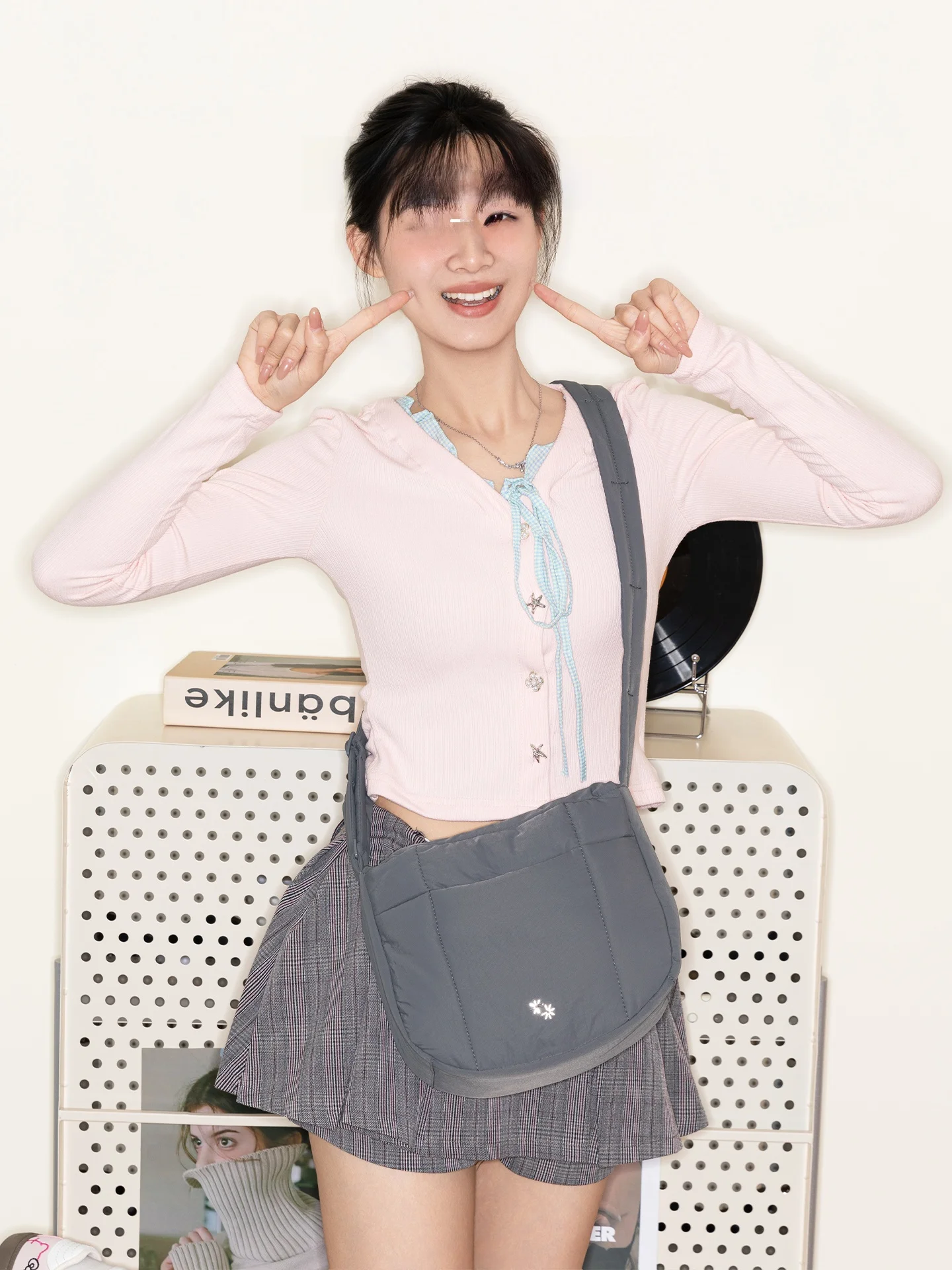 Cloud Feather down Bag Lightweight Puffy Cotton Jacket Bag Single Shoulder Crossbody Mail Bag Soft Nylon Strap Korean Style
Cloud Feather down Bag Lightweight Puffy Cotton Jacket Bag Single Shoulder Crossbody Mail Bag Soft Nylon Strap Korean Style