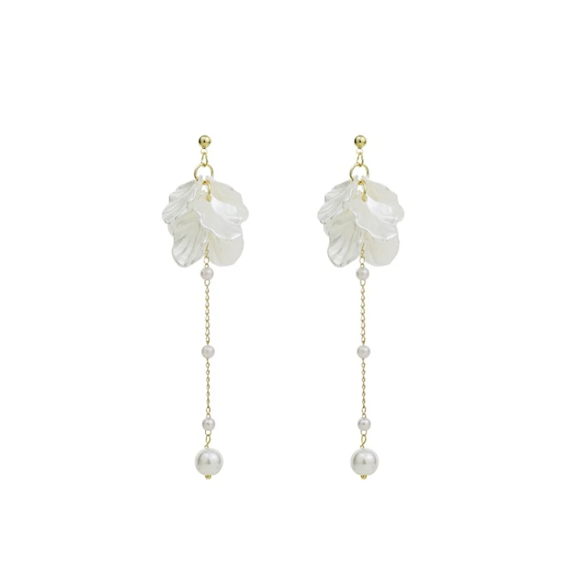 Long white petal earrings, mosquito coil disc ear clips, pierced and fringed earrings for summer.
Long white petal earrings, mosquito coil disc ear clips, pierced and fringed earrings for summer.