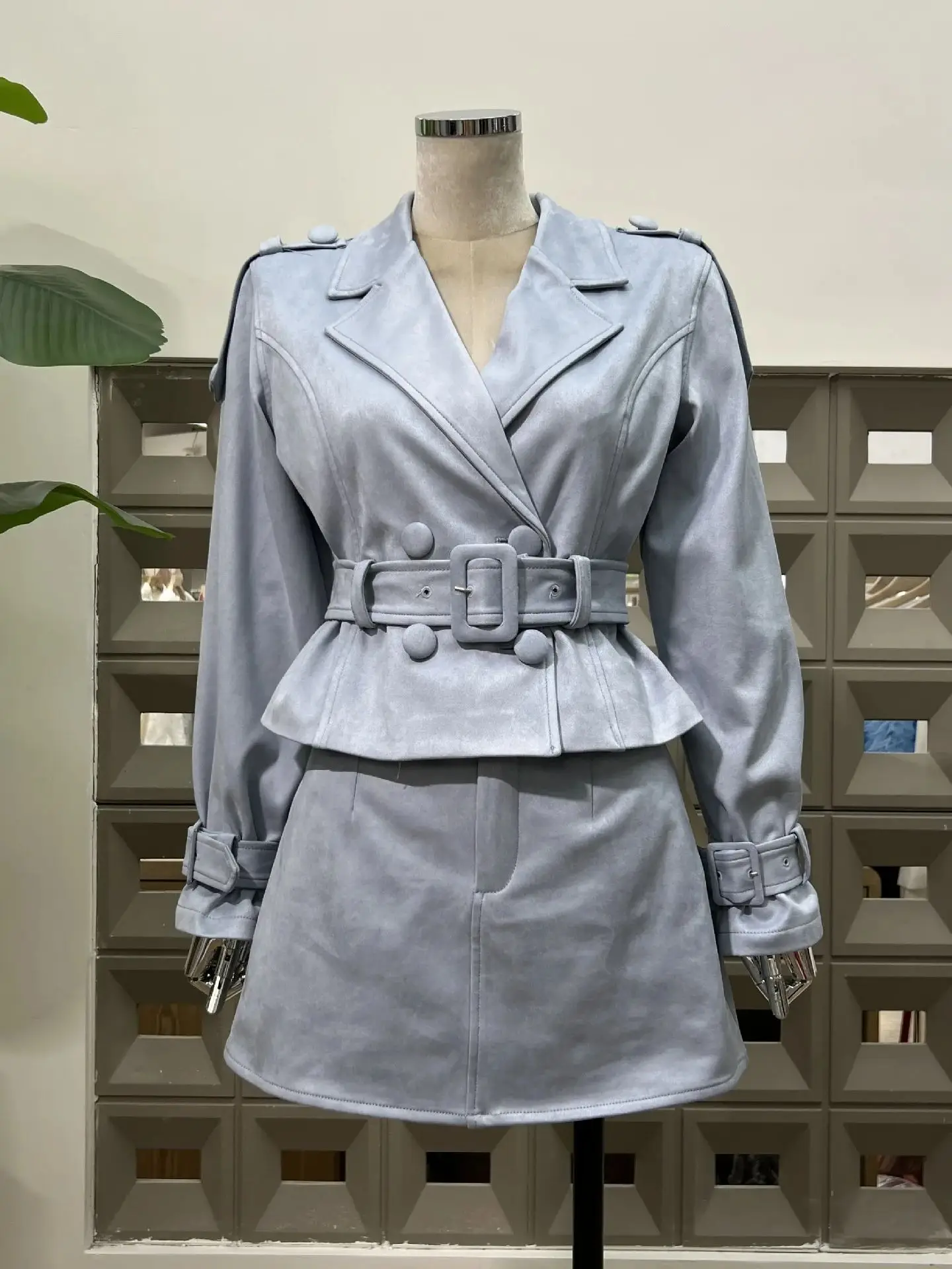 Осенний новый элегантный модный женский костюм, роскошный замшевый пиджак, юбка, комплект из двух предметов с поясом, коктейльная вечеринка, вечернее торжественное платье
Осенний новый элегантный модный женский костюм, роскошный замшевый пиджак, юбка, комплект из двух предметов с поясом, коктейльная вечеринка, вечернее торжественное платье