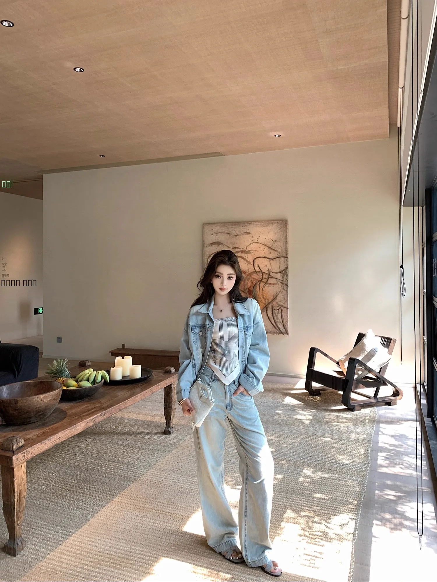 Летний комплект Bla Label: джинсы цвета морской соли и легкий повседневный топ из хлопка для молодых женщин. Модный комплект для весеннего сезона.
Летний комплект Bla Label: джинсы цвета морской соли и легкий повседневный топ из хлопка для молодых женщин. Модный комплект для весеннего сезона.